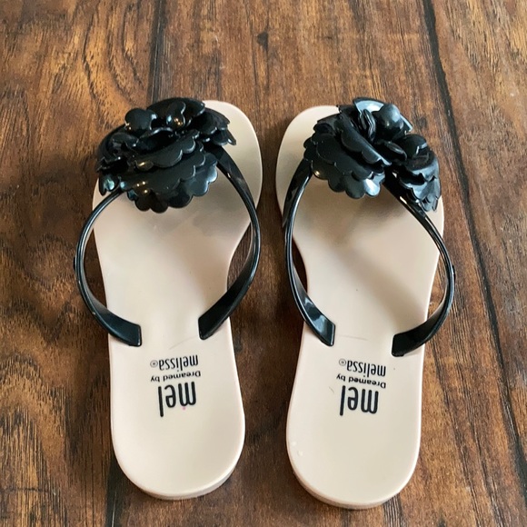 Mel by Melissa flip flop EUC - Picture 2 of 7